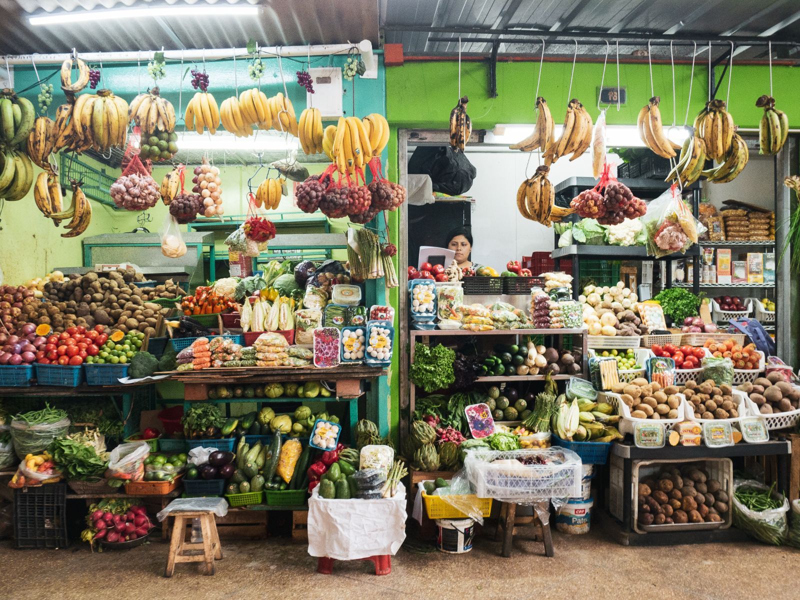 Rondreis Peru, Lima, gastronomische fietstour, marktkraam met groente en fruit