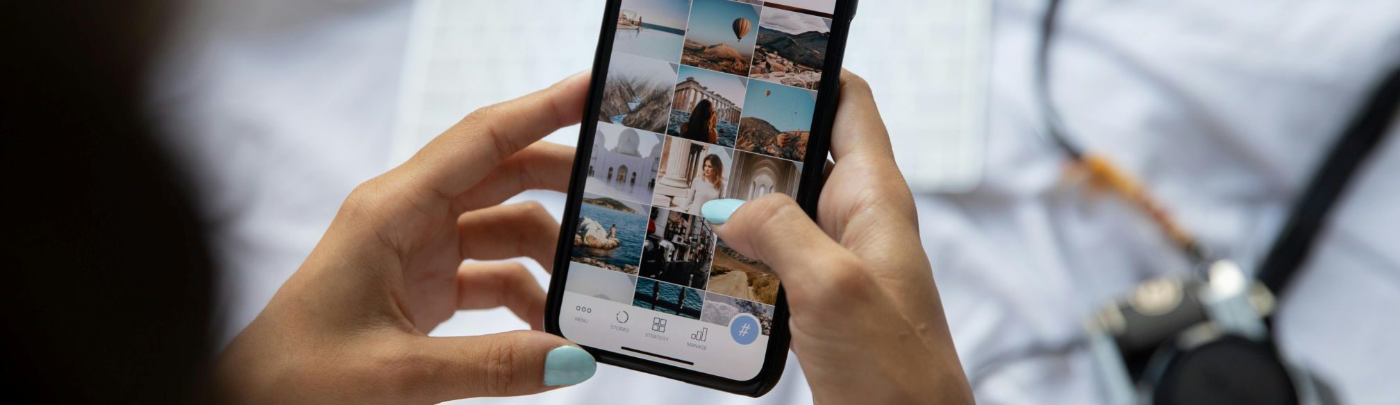 Telefoon-app-vrouw-reizen