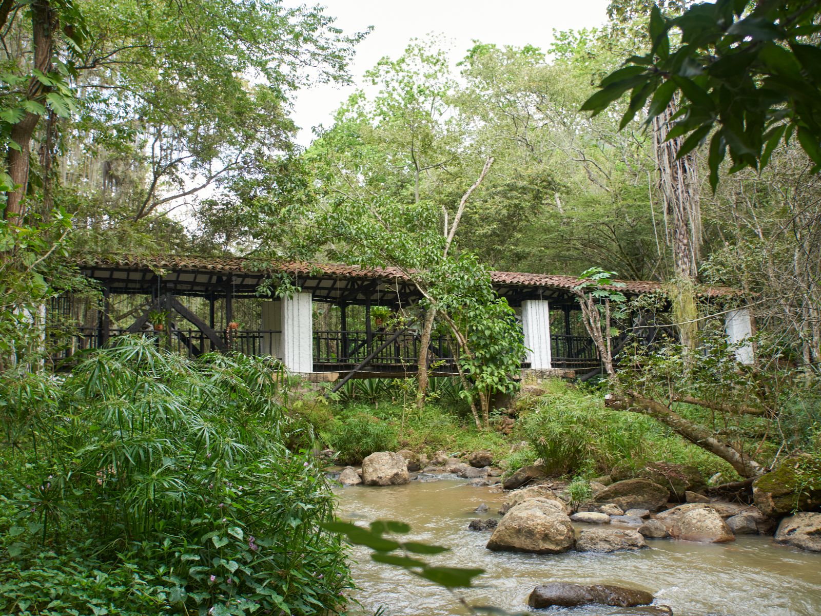 rondreis Colombia, San Gil, excursie Paragliden boven de Curiti Canyon, love bridge fonce river