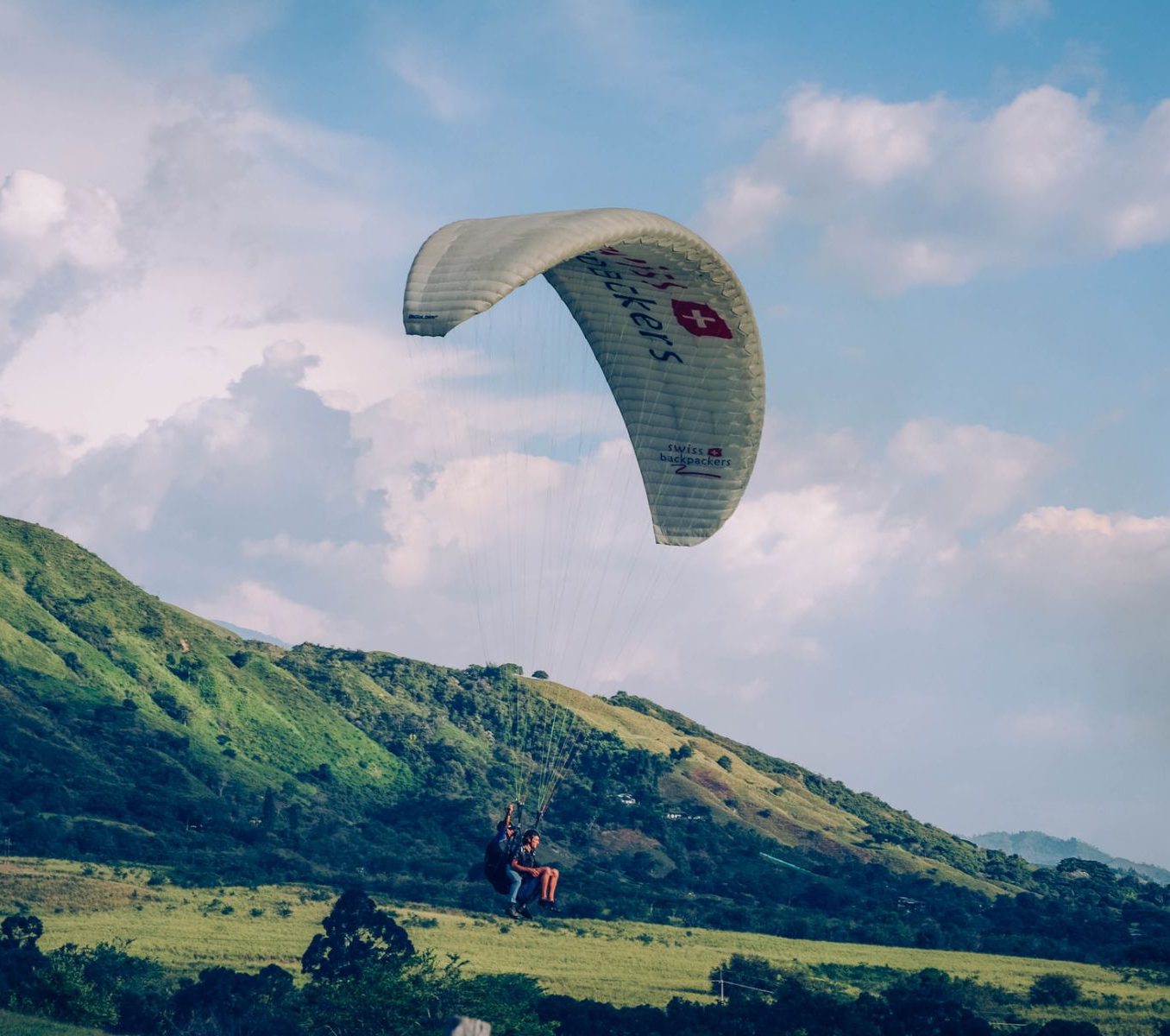 rondreis Colombia, San Gil, excursie Paragliden boven de Curiti Canyon, paragliden