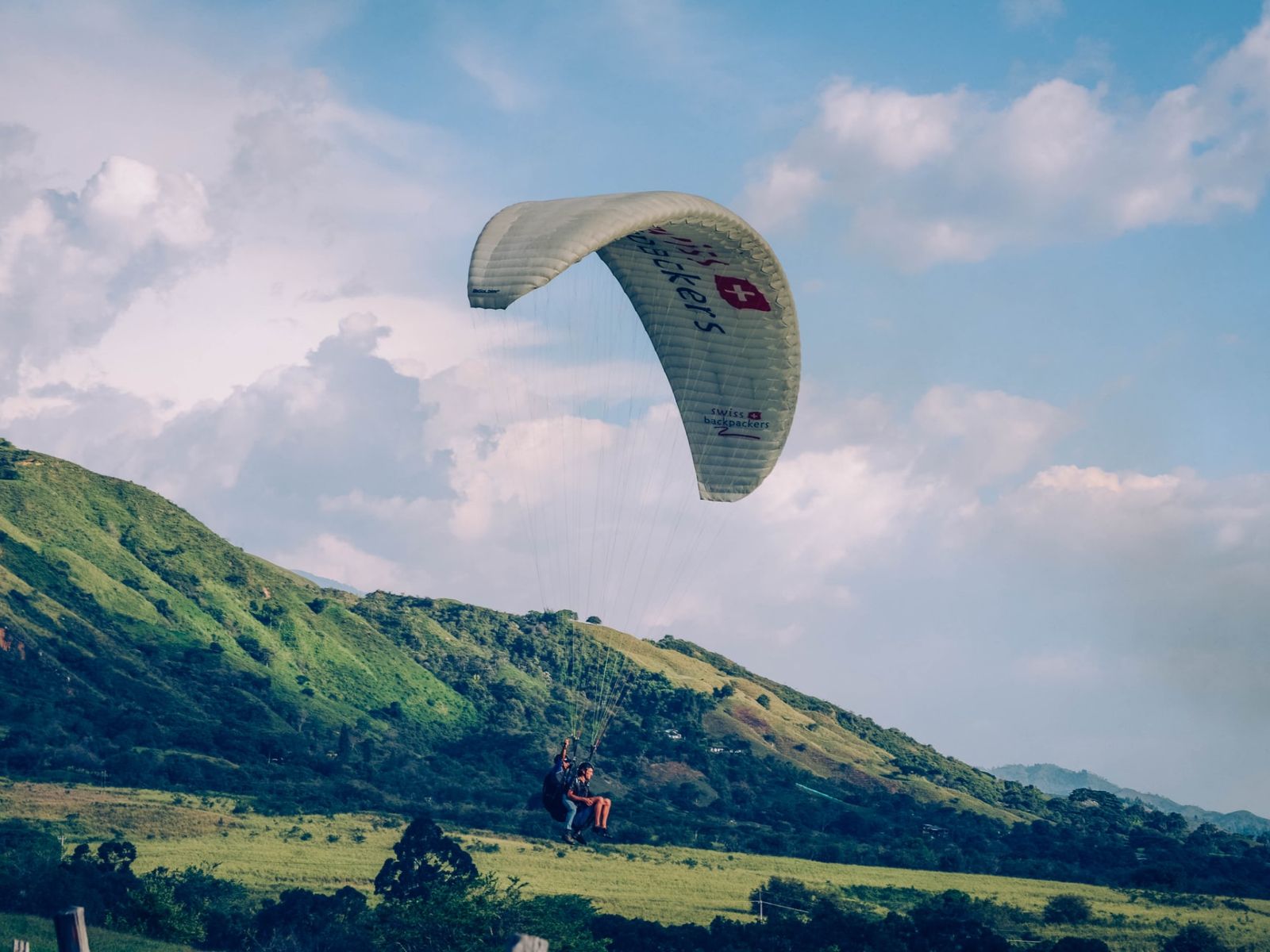 rondreis Colombia, San Gil, excursie Paragliden boven de Curiti Canyon, paragliden