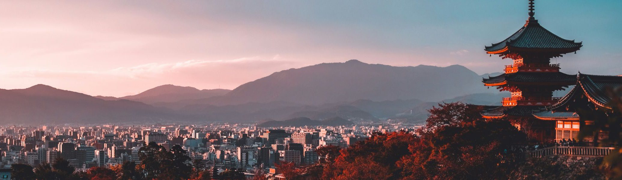 Rondreis Japan, Kiyozumi Dera, Kyoto, uitzicht over tempel, stad en bergen