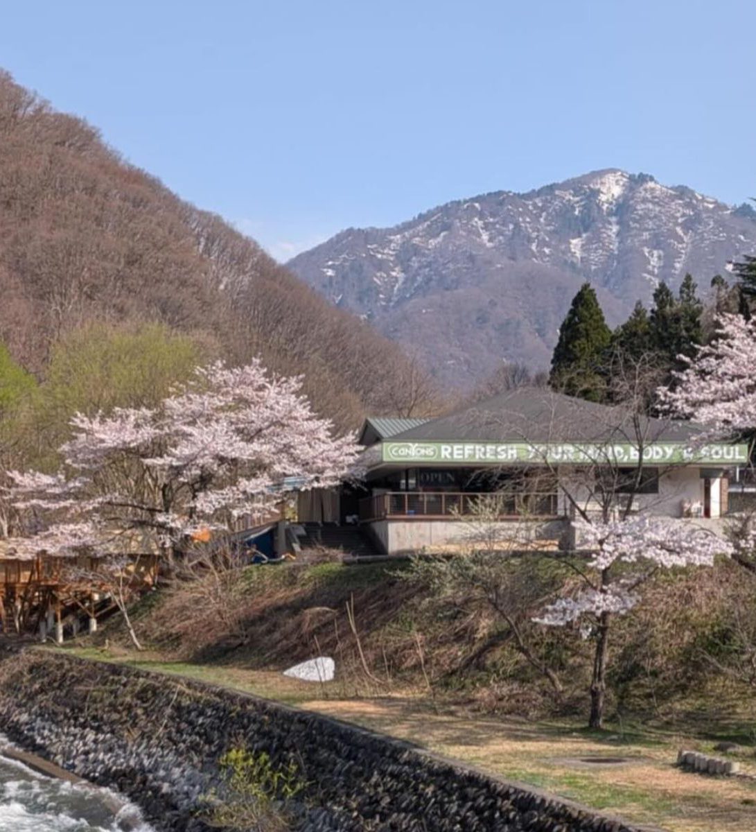 Rondreis Japan, Minakami, Riverside Oasis Glamping, buitenaanzicht met uitzicht over bergen