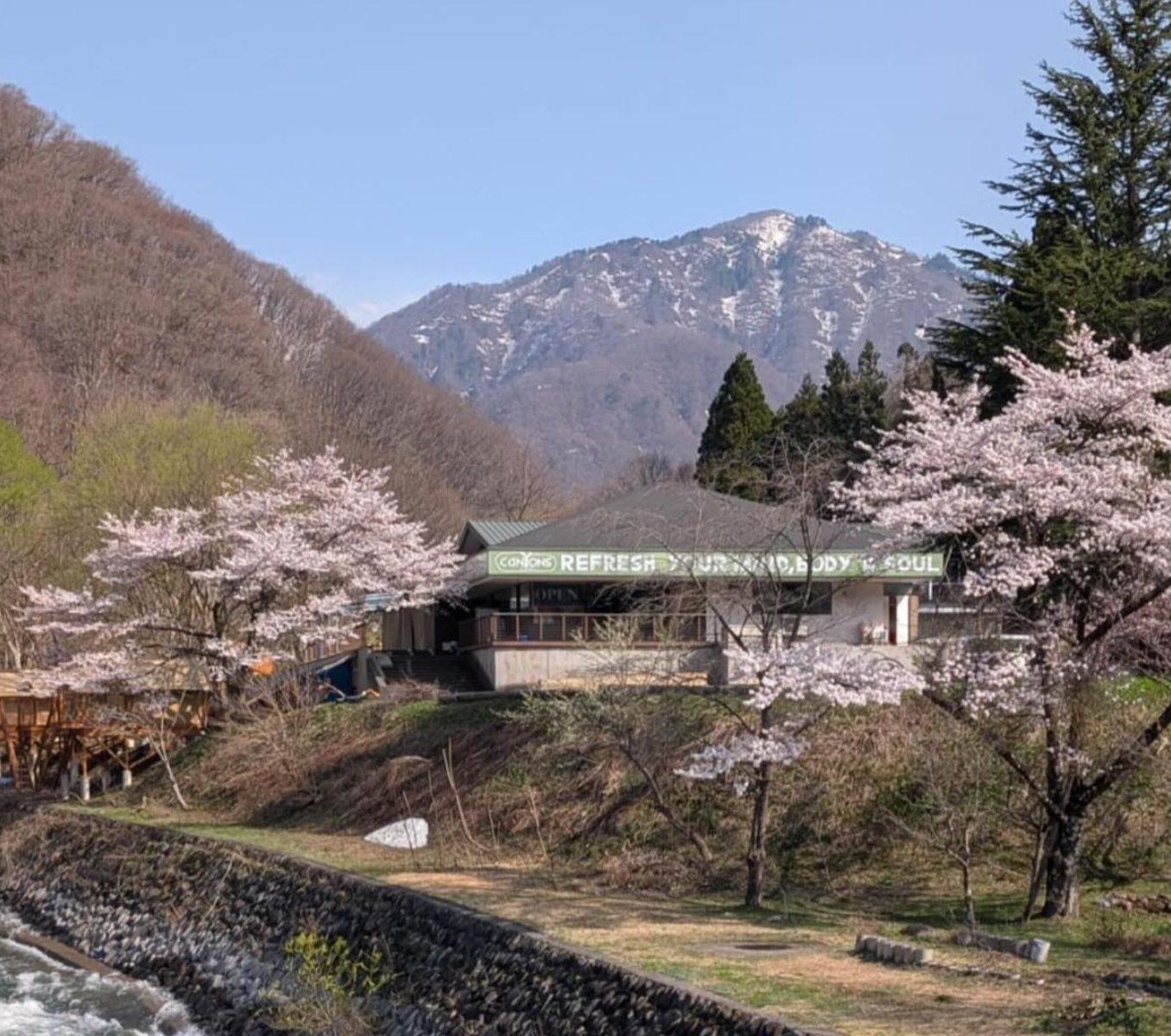 Rondreis Japan, Minakami, Riverside Oasis Glamping, buitenaanzicht met uitzicht over bergen