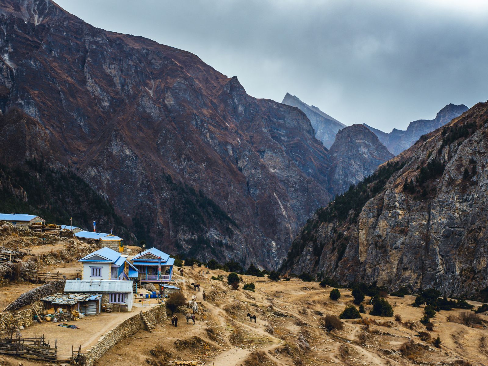 rondreis nepal, annapurna regio, phu regio, klein bergdorp met uitzicht