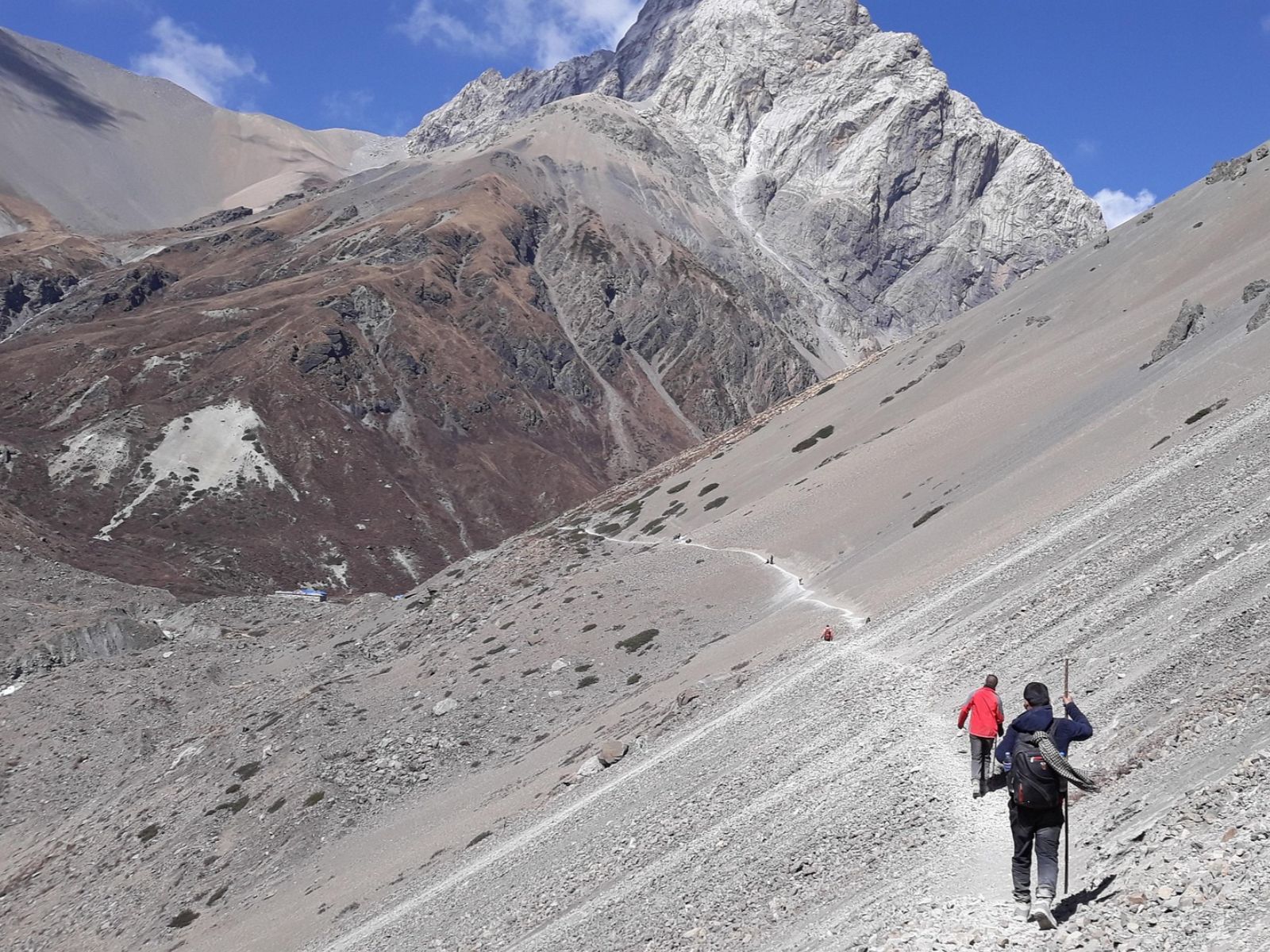 rondreis nepal, annapurna regio, tilicho trek, Manang trekking route met wandelaars