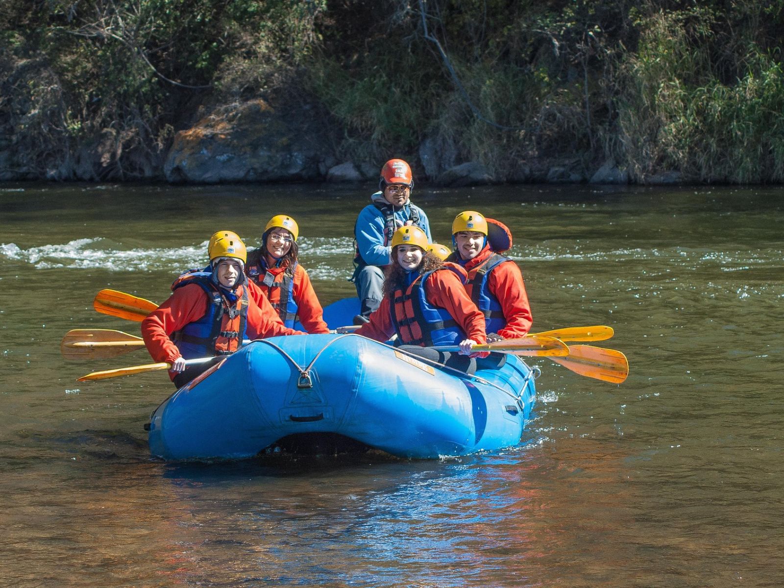 rondreis nepal, excursie raften in nepal, trishuli rivier raft excursie raft boot aan het einde van de excursie