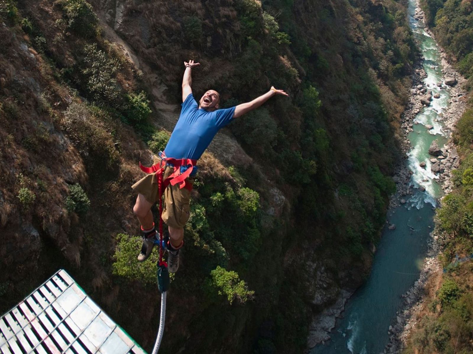 rondreis nepal, excursie bungee jump, the last resort, Bungee vanaf hangbrug