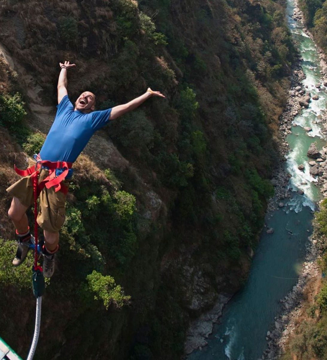 rondreis nepal, excursie bungee jump, the last resort, Bungee vanaf hangbrug