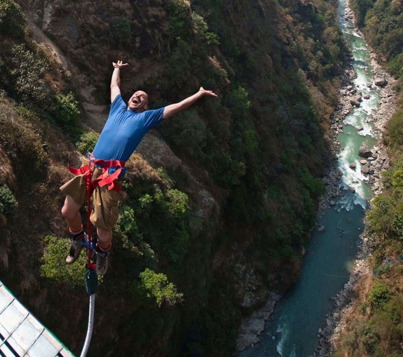 rondreis nepal, excursie bungee jump, the last resort, Bungee vanaf hangbrug