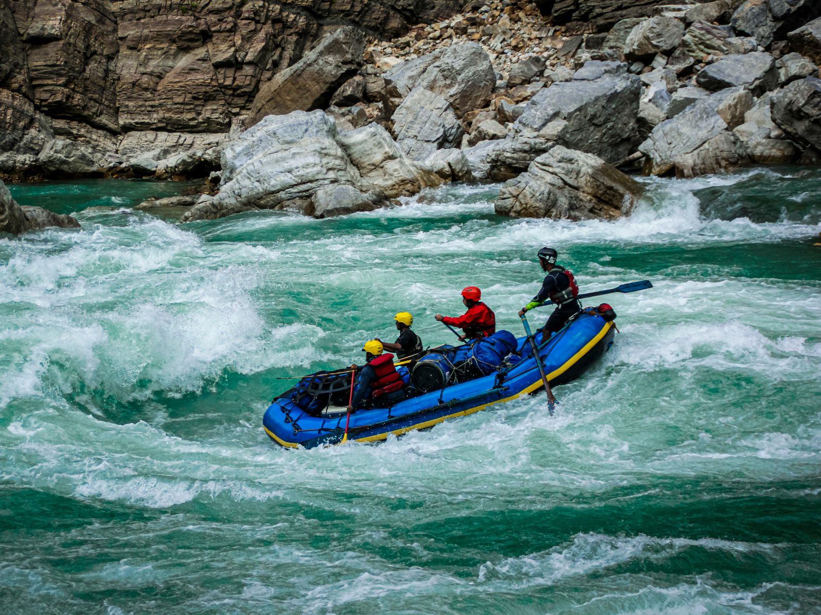 rondreis nepal, excursie raften in nepal, trishuli rivier raft excursie, raft boot in actie