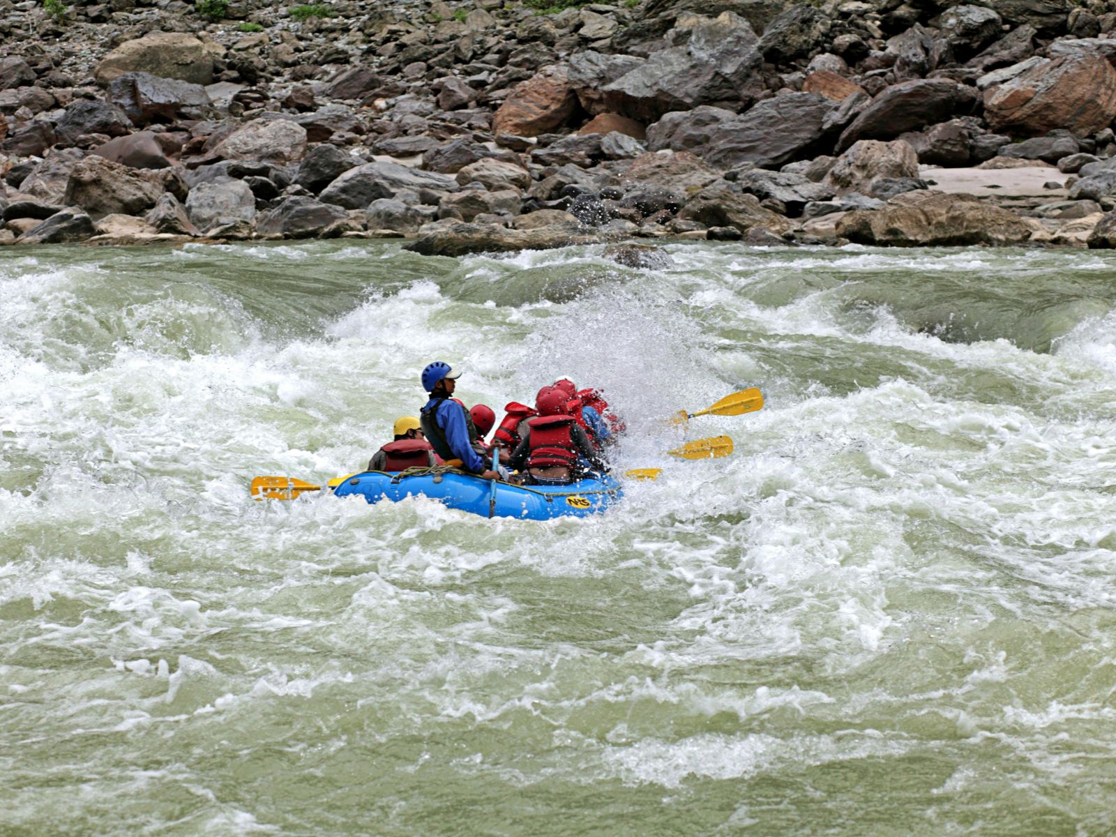 rondreis nepal, excursie raften in nepal, trishuli rivier raft excursie raft boot op rivier