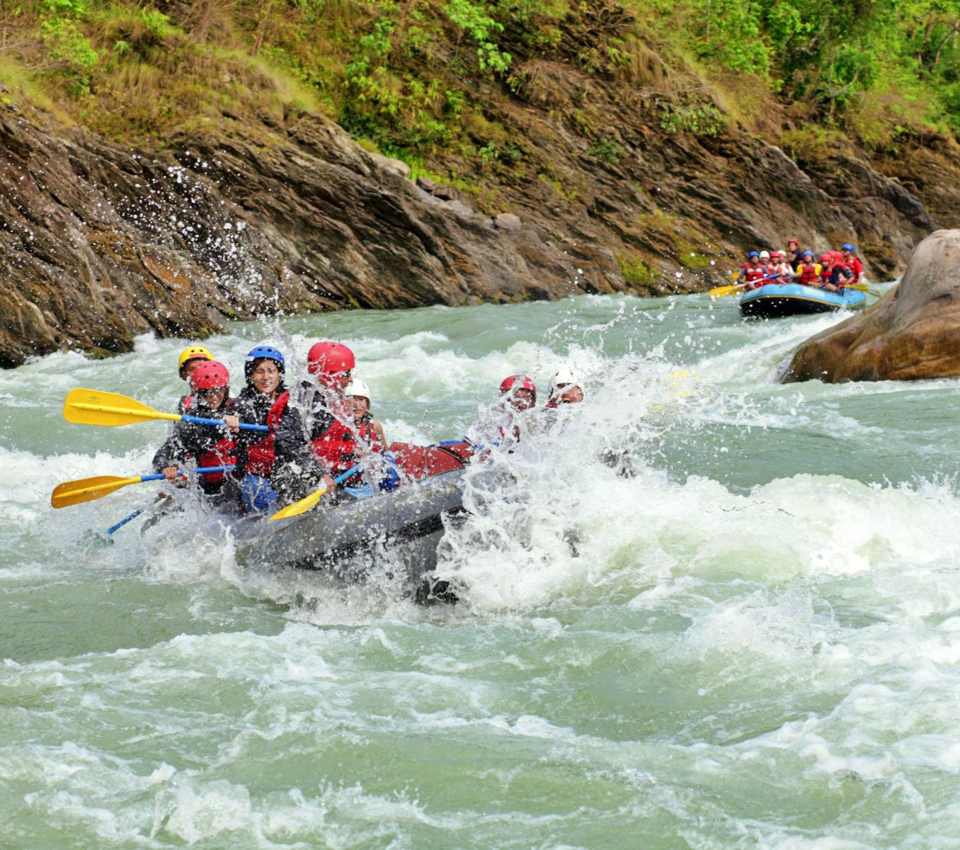 rondreis nepal, excursie raften in nepal, trishuli rivier raft excursie raft boot in wild water