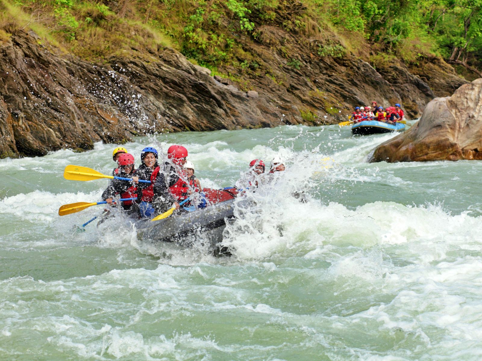 rondreis nepal, excursie raften in nepal, trishuli rivier raft excursie raft boot in wild water
