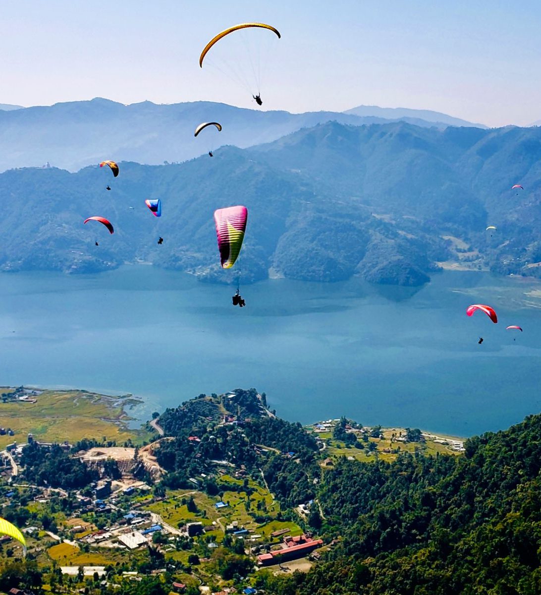 rondreis nepal, excursie paragliden, pokhara, Paragliders met uitzicht over Fewa meer