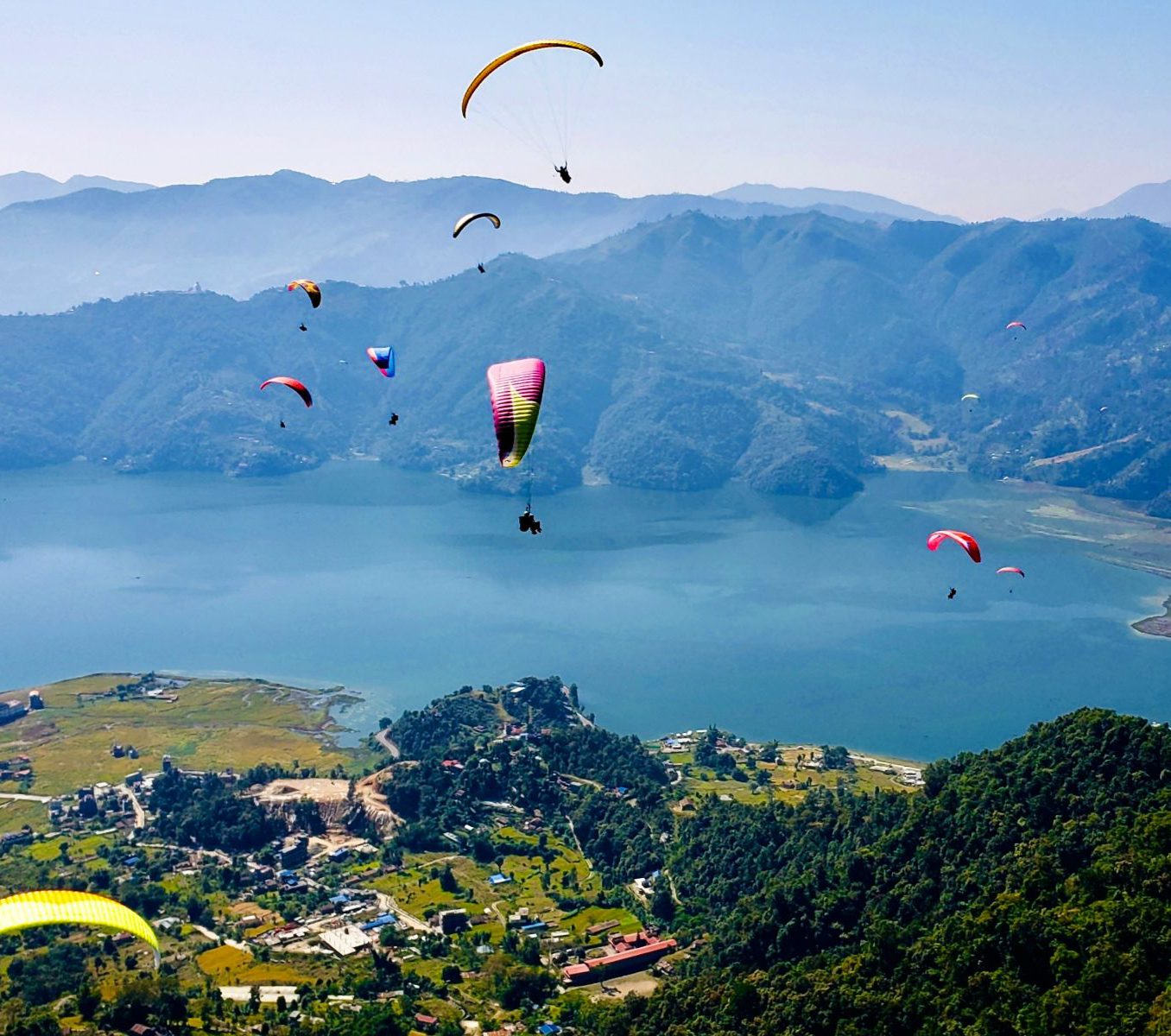 rondreis nepal, excursie paragliden, pokhara, Paragliders met uitzicht over Fewa meer