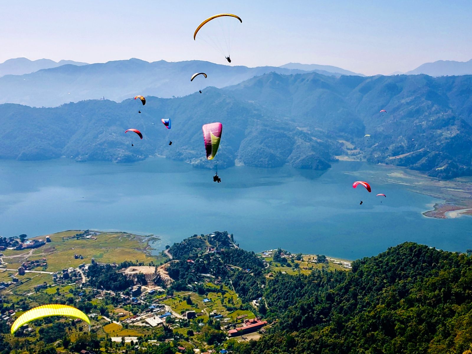 rondreis nepal, excursie paragliden, pokhara, Paragliders met uitzicht over Fewa meer