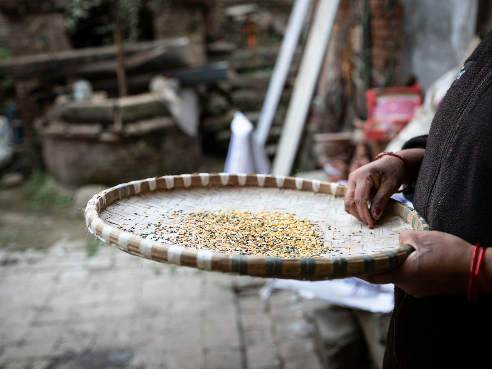 rondreis nepal, excursie kookworkshop, kathmandu, Linzen schoonmaken