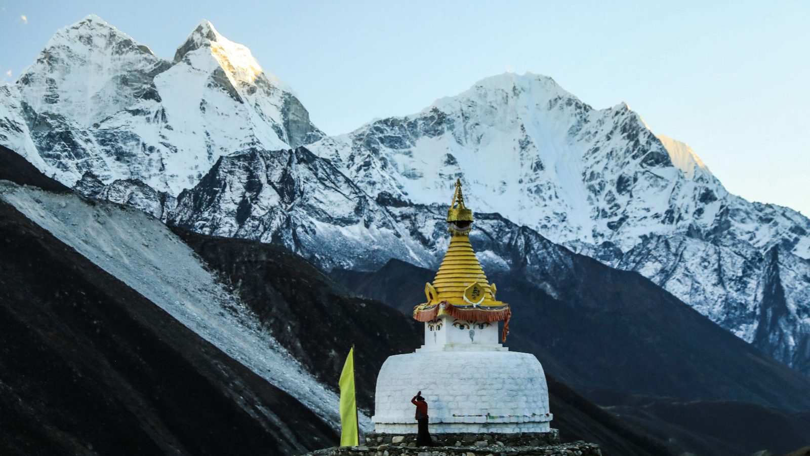 rondreis nepal, everest base camp trek, dingboche, Stupa nabei Dingboche