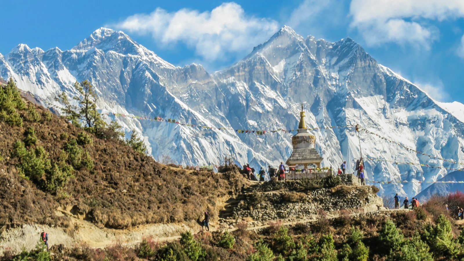rondreis nepal, everest base camp trek, namche bazaar, Stupa met uitzicht over de bergen