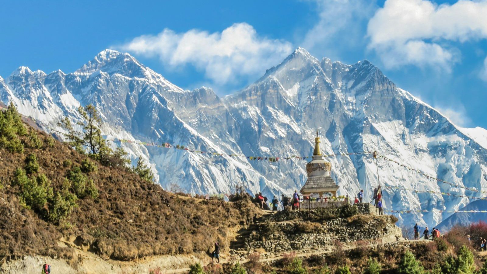 rondreis-nepal-everest-base-camp-trek-namche-bazaar-Stupa-met-uitzicht-over-de-bergen-aspect-ratio-1000-563