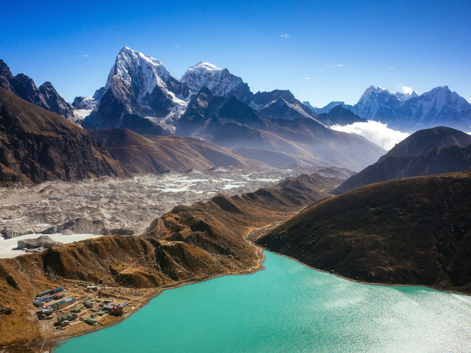 rondreis nepal, everest regio, gokyo lakes trek, gokyo dorp aan meer