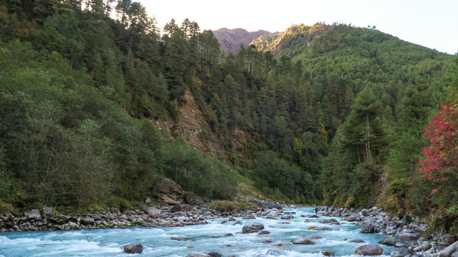 rondreis nepal, everest regio, phakding, rivier met uitzicht op de bergen