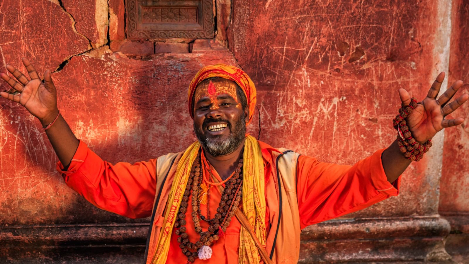 rondreis-nepal-kathmandu-sadhu-in-pashupatinath-tempel-1-aspect-ratio-1000-563