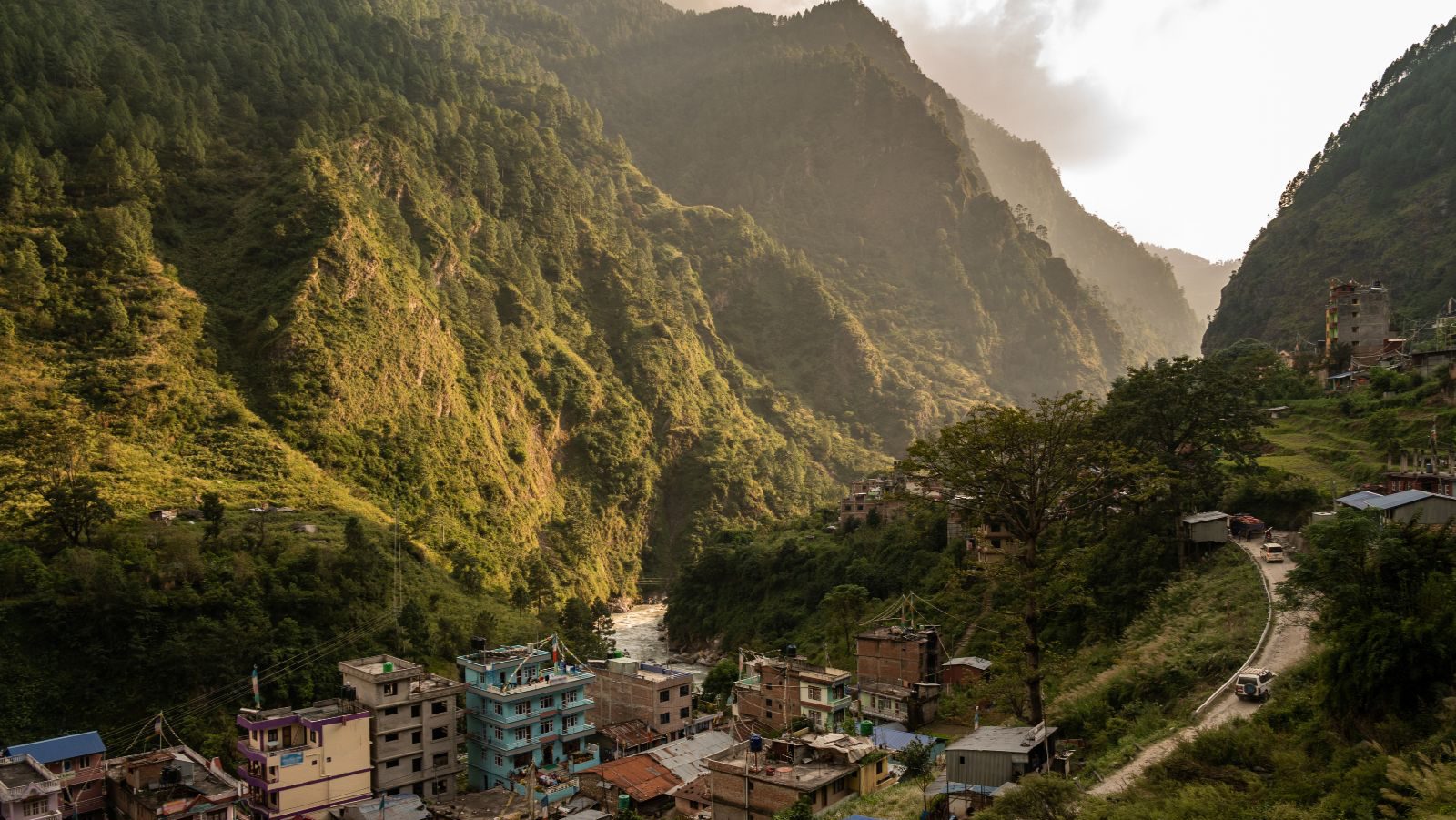 Rondreis Nepal, Langtang, Syabrubesi, uitzicht over vallei