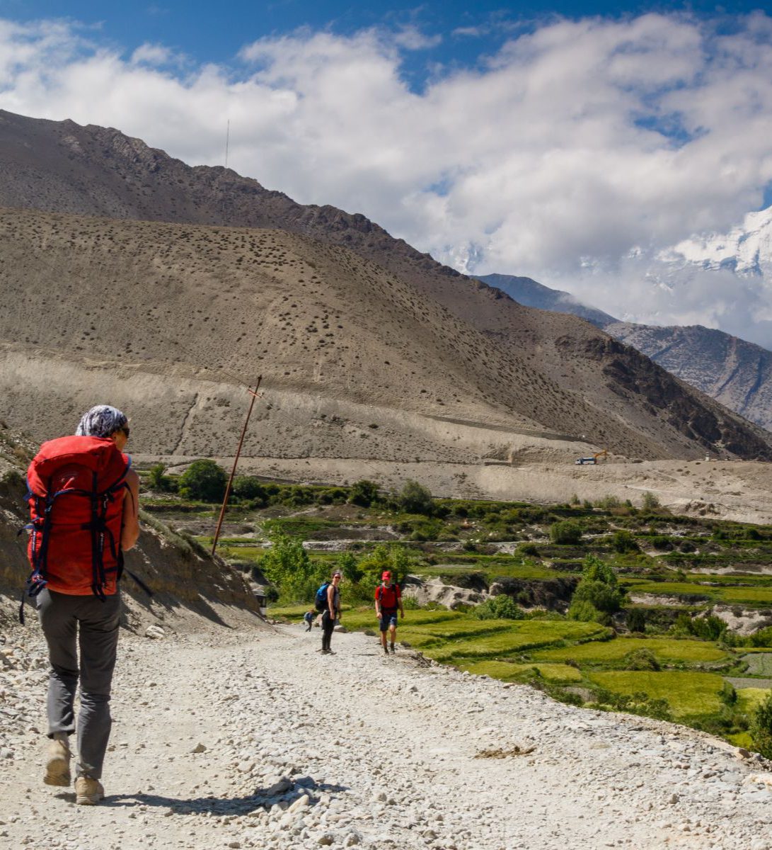 Rondreis Nepal, Manang regio, wandelaars onderweg tijdens trektocht door de vallei