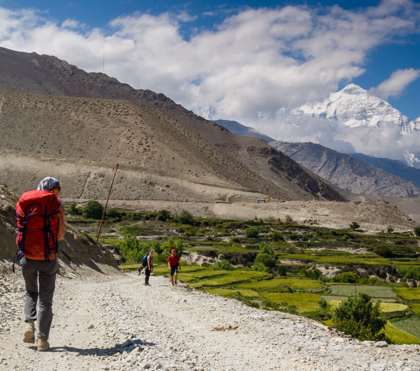 rondreis nepal, manang, trekking in nepal, wandelaars onderweg tijdens trektocht