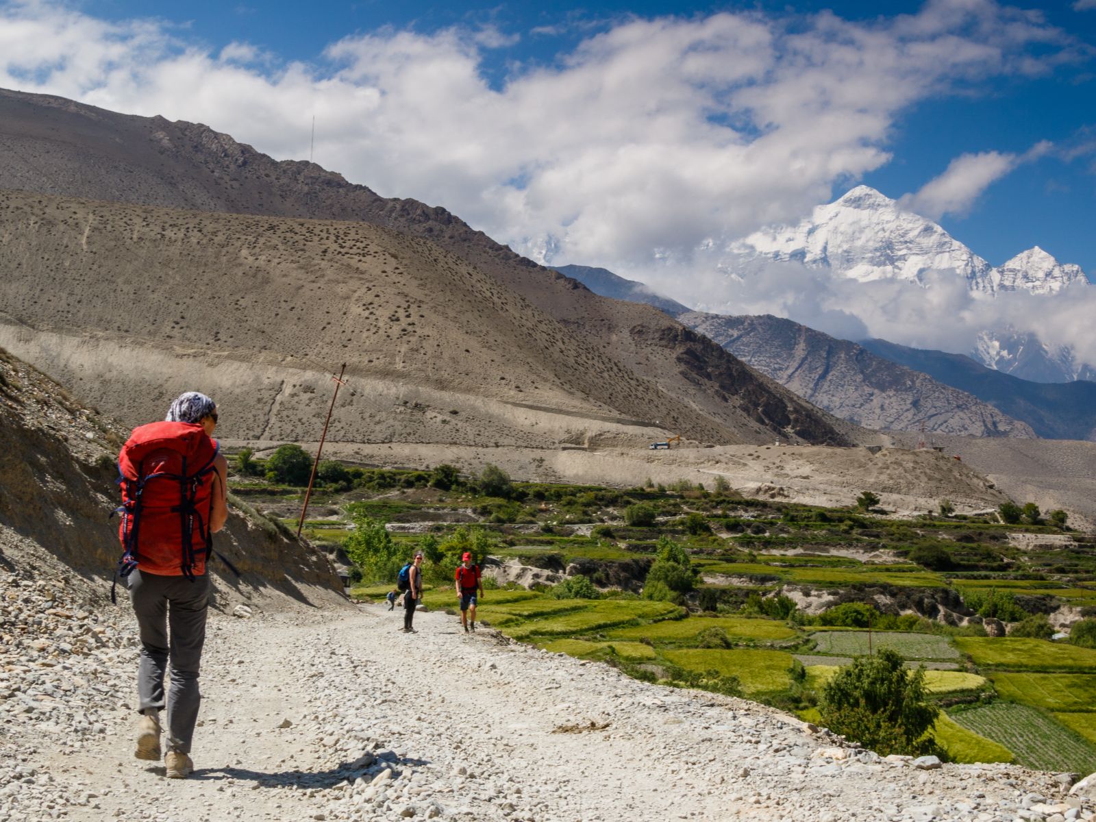 rondreis nepal, manang, trekking in nepal, wandelaars onderweg tijdens trektocht