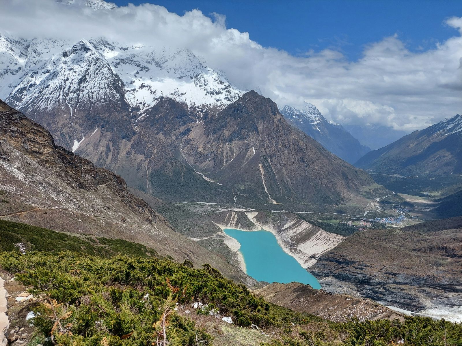 rondreis nepal, manaslu regio, manaslu circuit trek, uitzicht over meer en bergen