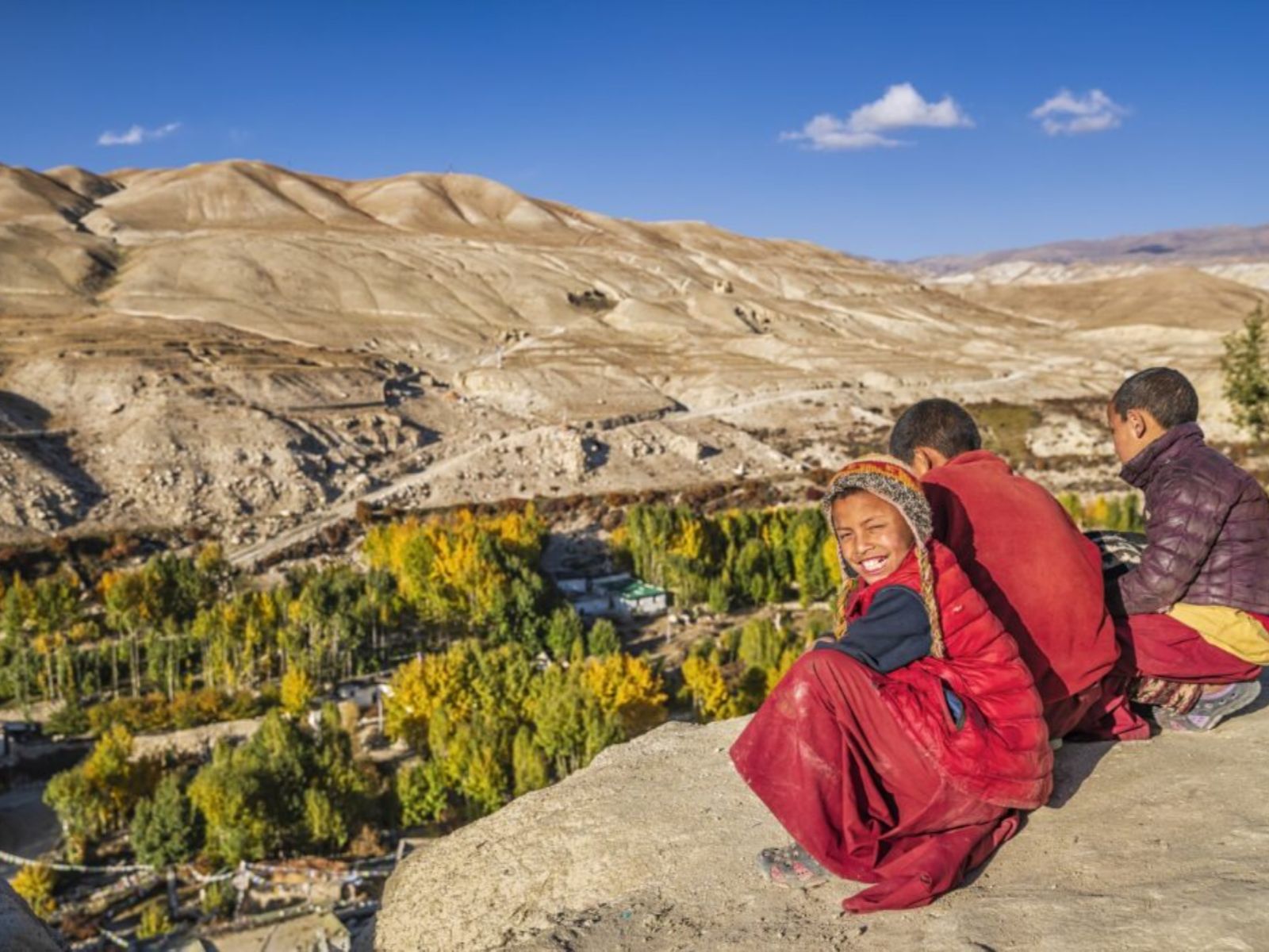rondreis nepal, mustang, upper mustang, kinderen kijken naar uitzicht