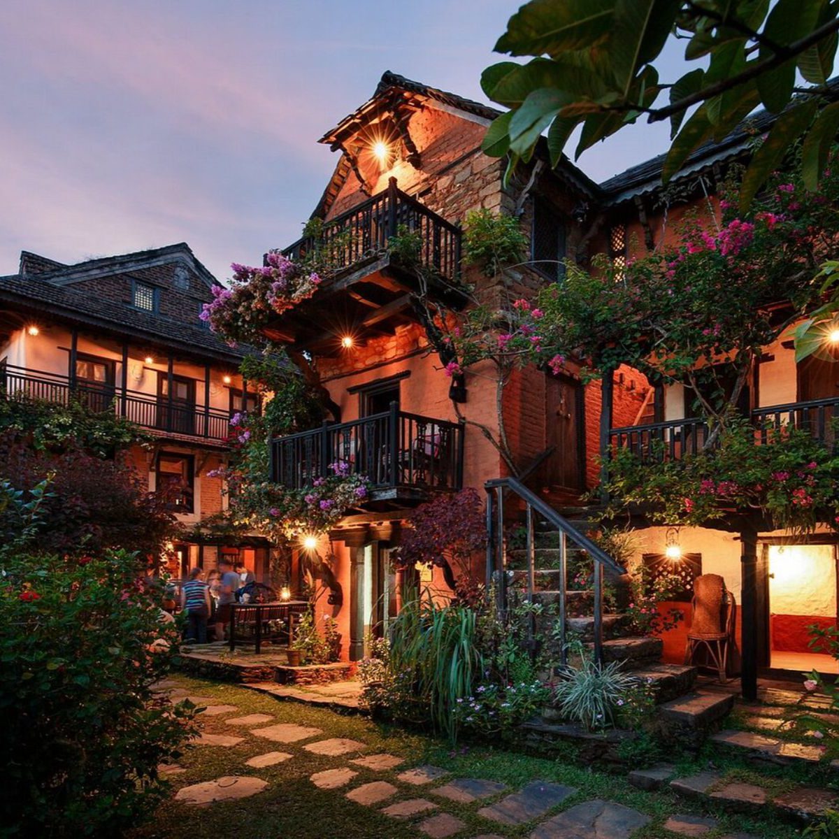 Rondreis Nepal, Nuwakot, the famous farm, buitenaanzicht bij schemering