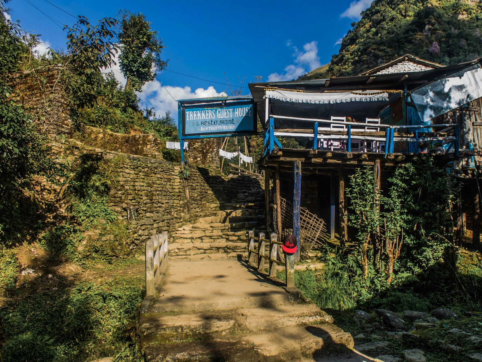 rondreis nepal, trekking lodges, buitenaanzicht met lodge