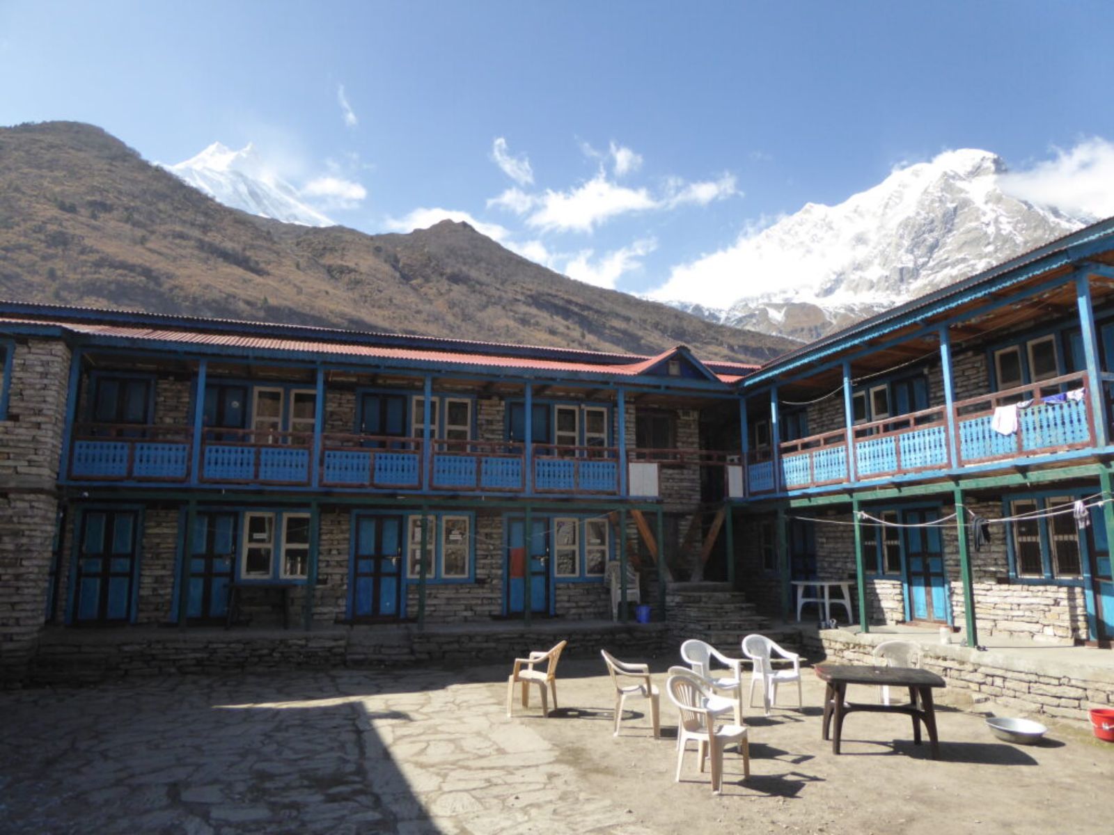 rondreis nepal, trekking lodges, gezamelijke binnenplaats met uitzicht