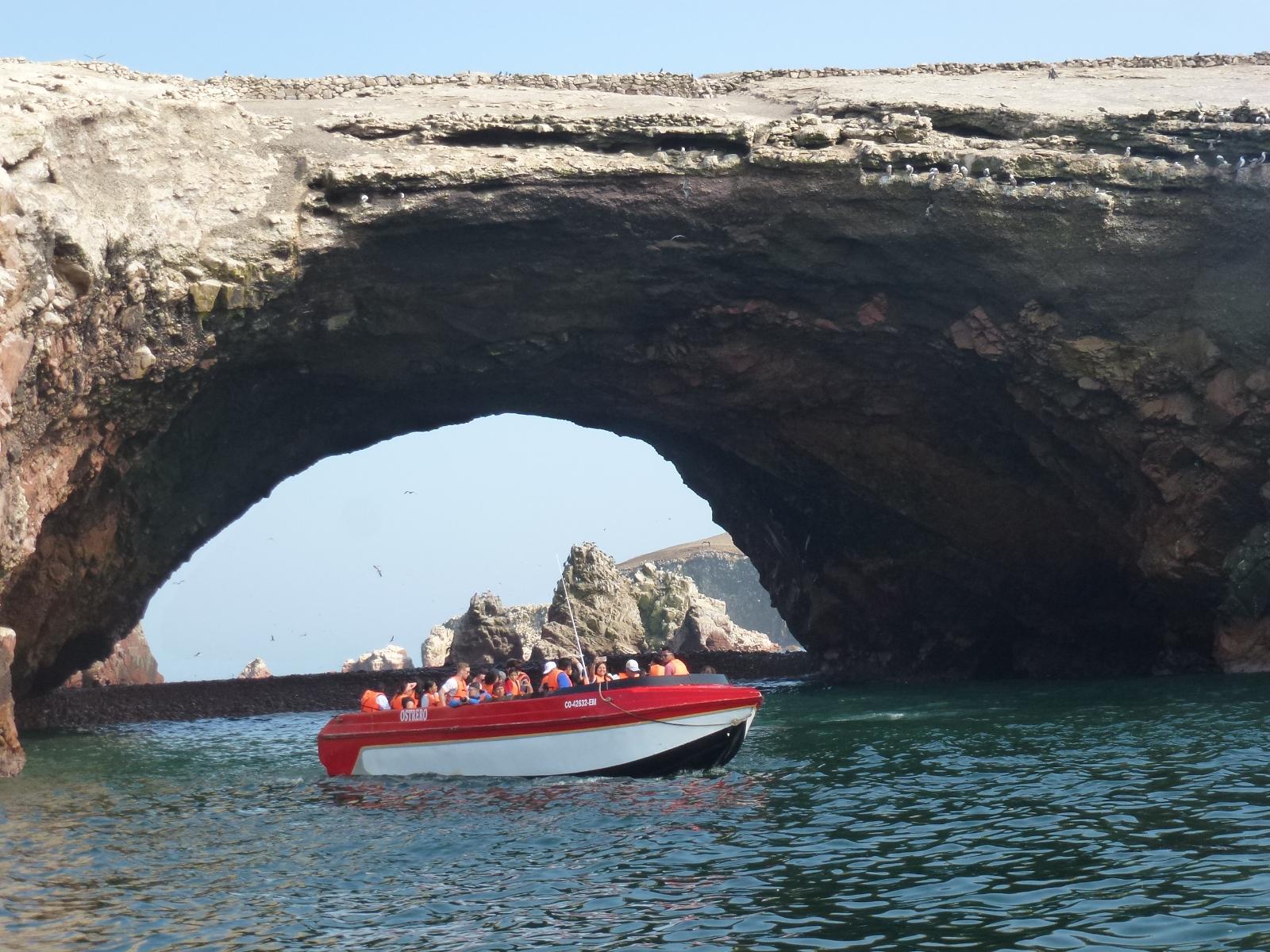 rondreis peru - paracas en ballestas eilanden - boot onder grot