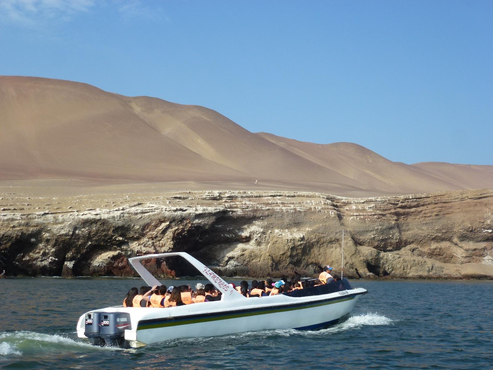 rondreis peru - paracas en ballestas eilanden - boot voor kustlijn