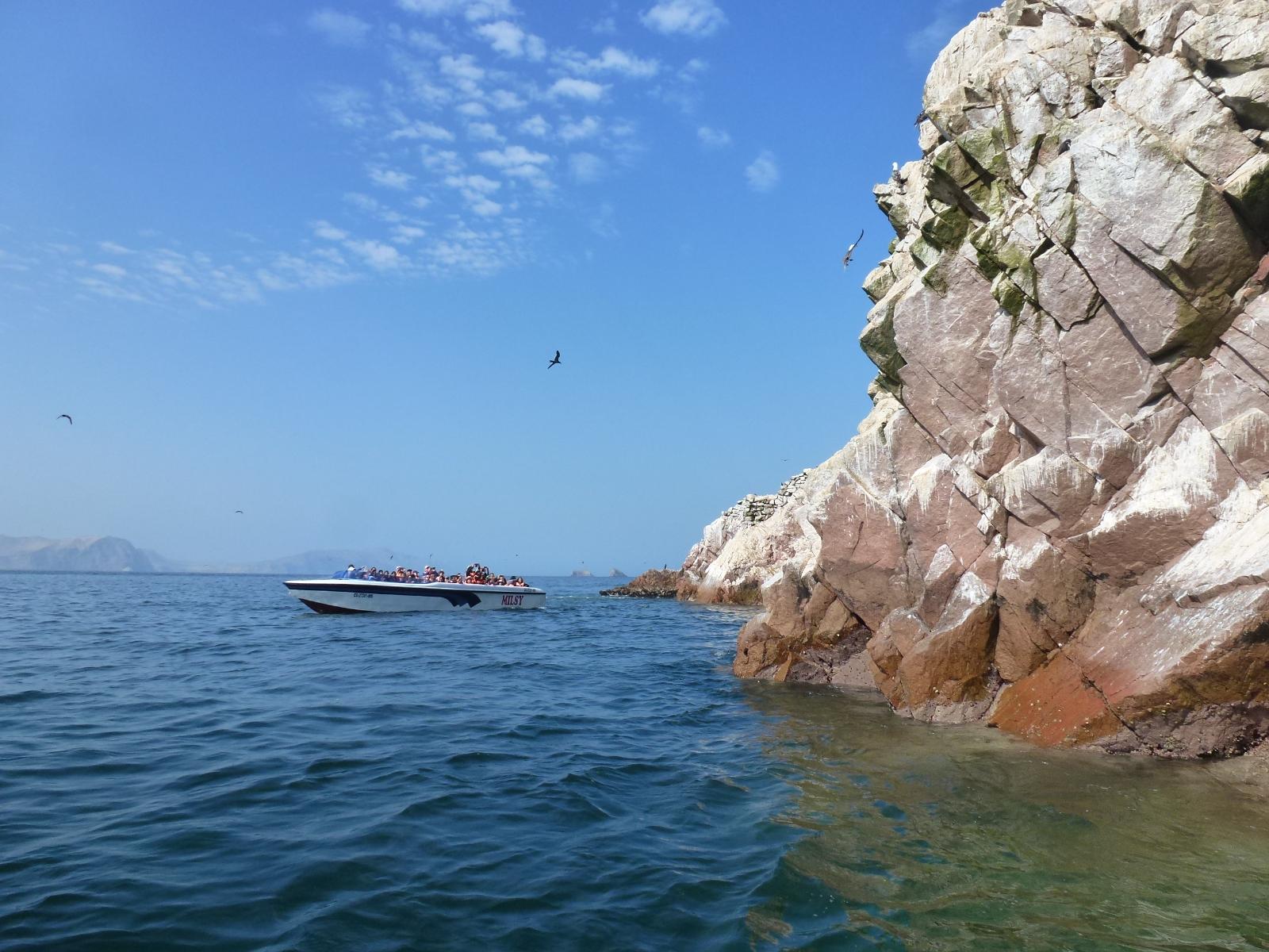 rondreis peru - paracas en ballestas eilanden - water, rotsen en boot