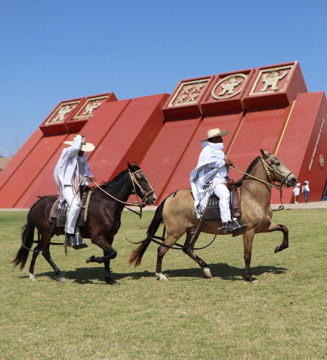 rondreis peru - royal tombs of sipan museum excursie- buitenaanzicht met mannen op paard