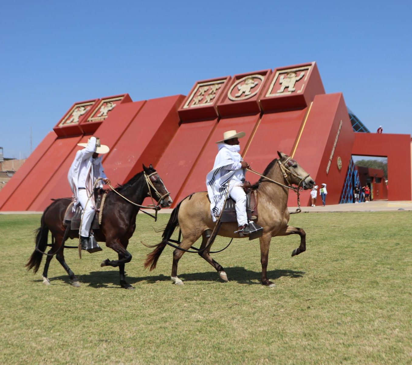 rondreis peru - royal tombs of sipan museum excursie- buitenaanzicht met mannen op paard