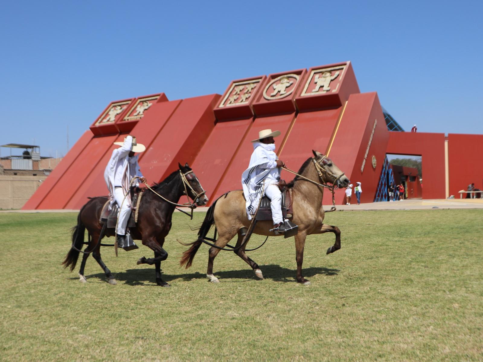 rondreis peru - royal tombs of sipan museum excursie- buitenaanzicht met mannen op paard