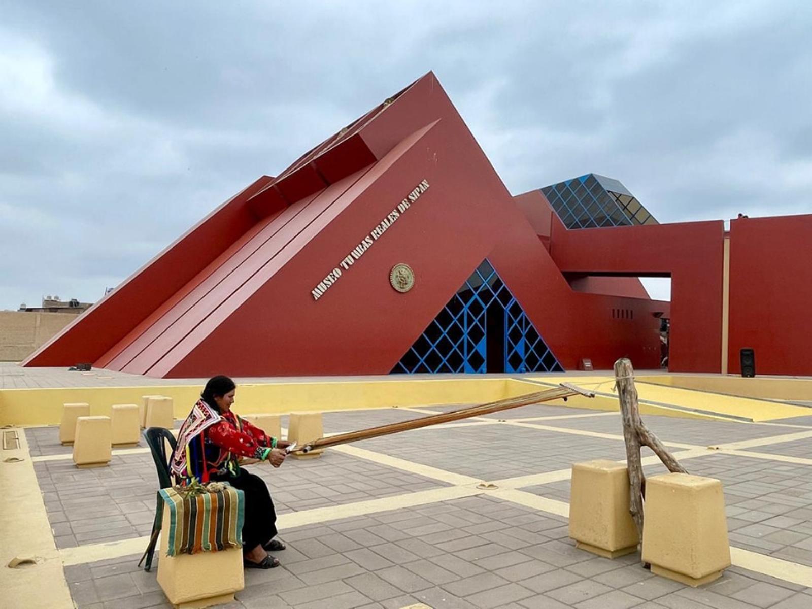 rondreis peru - royal tombs of sipan museum excursie- buitenaanzicht met wevende vrouw