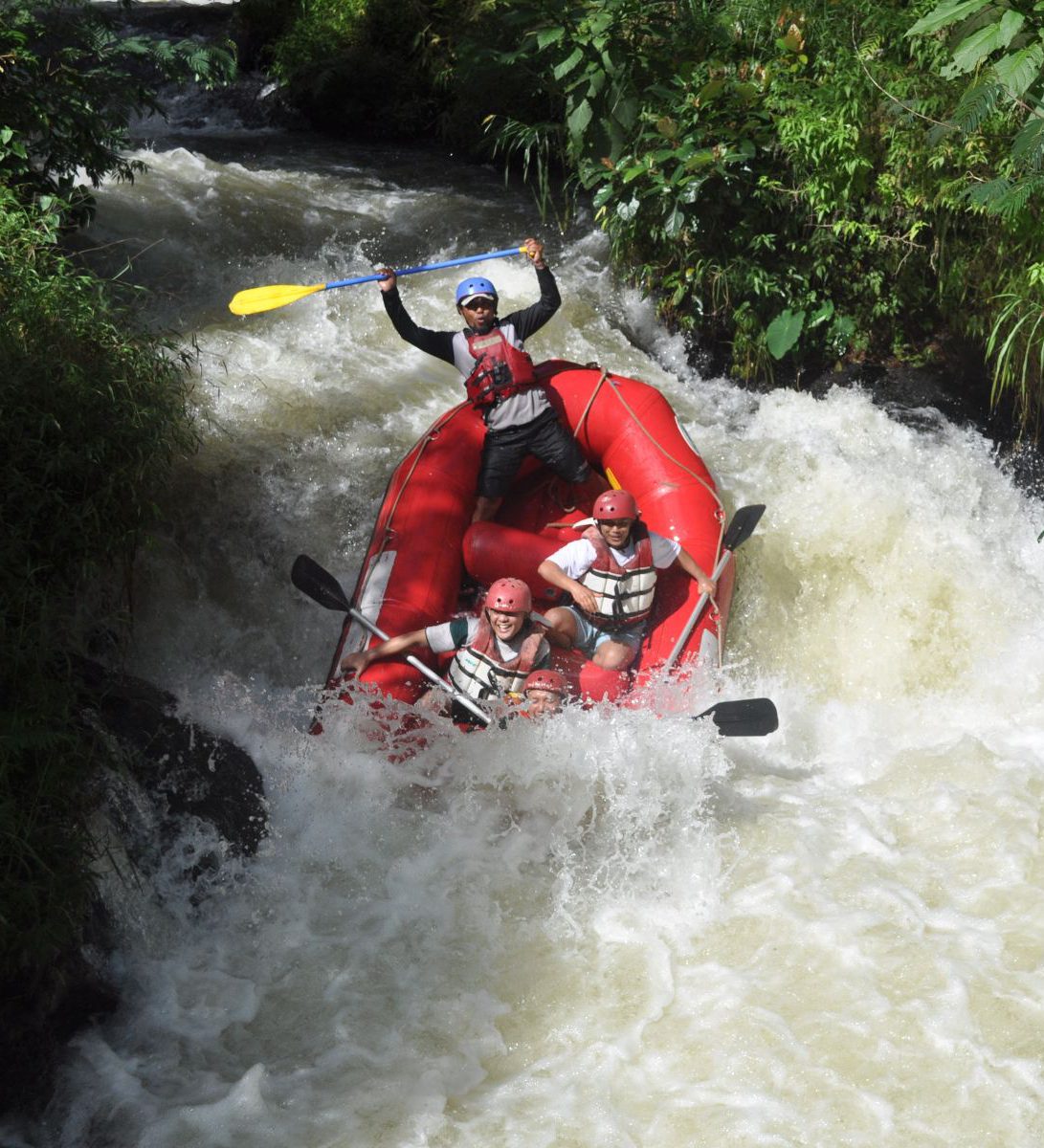 Rondreis Panama, Boquete, Wildwaterraften op de Rio Chiriqui Viejo, raft die door wild water vaart