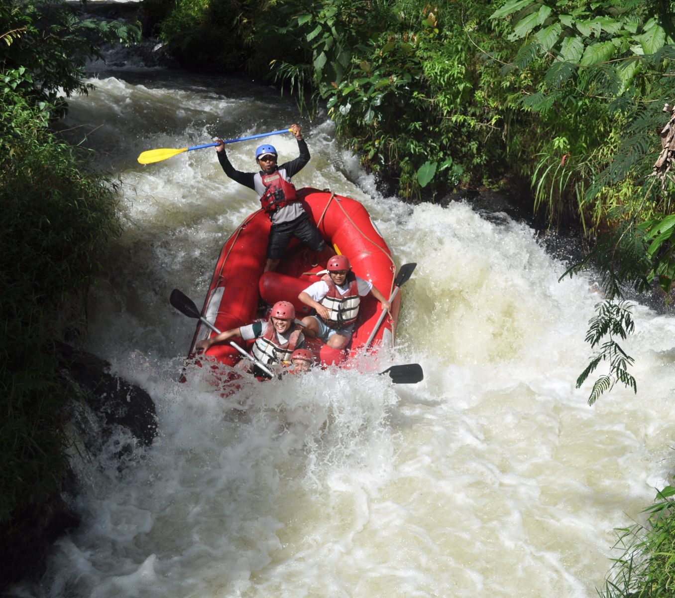 Rondreis Panama, Boquete, Wildwaterraften op de Rio Chiriqui Viejo, raft die door wild water vaart