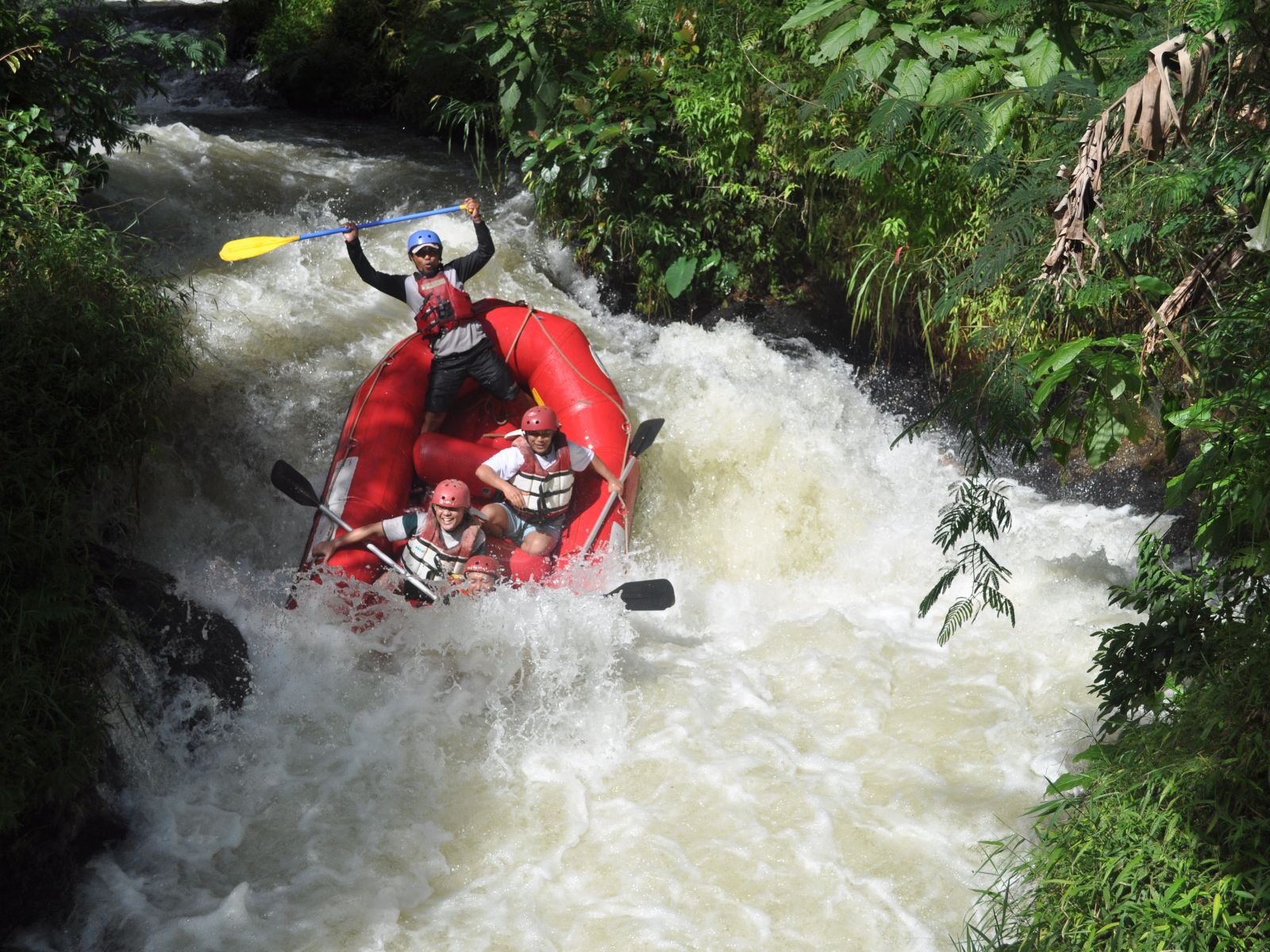 Rondreis Panama, Boquete, Wildwaterraften op de Rio Chiriqui Viejo, raft die door wild water vaart