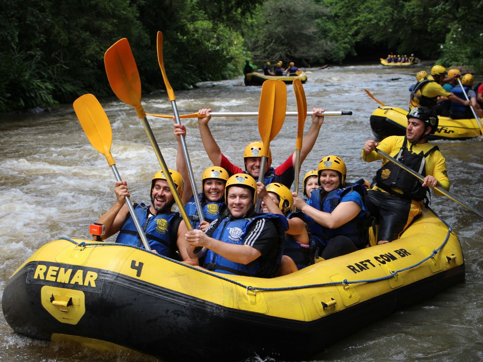 Rondreis Panama, Boquete, Wildwaterraften op de Rio Chiriqui Viejo, raft met groep mensen