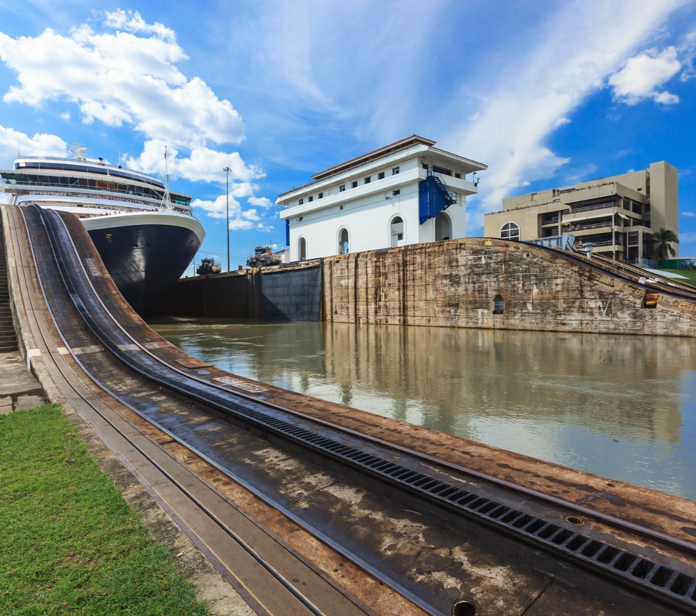 Rondreis Panama, Panama-Stad, excursie stadstour en Panamakanaal, schip bij Miraflores sluizen