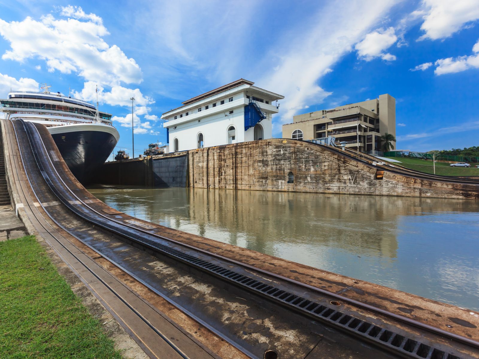 Rondreis Panama, Panama-Stad, excursie stadstour en Panamakanaal, schip bij Miraflores sluizen